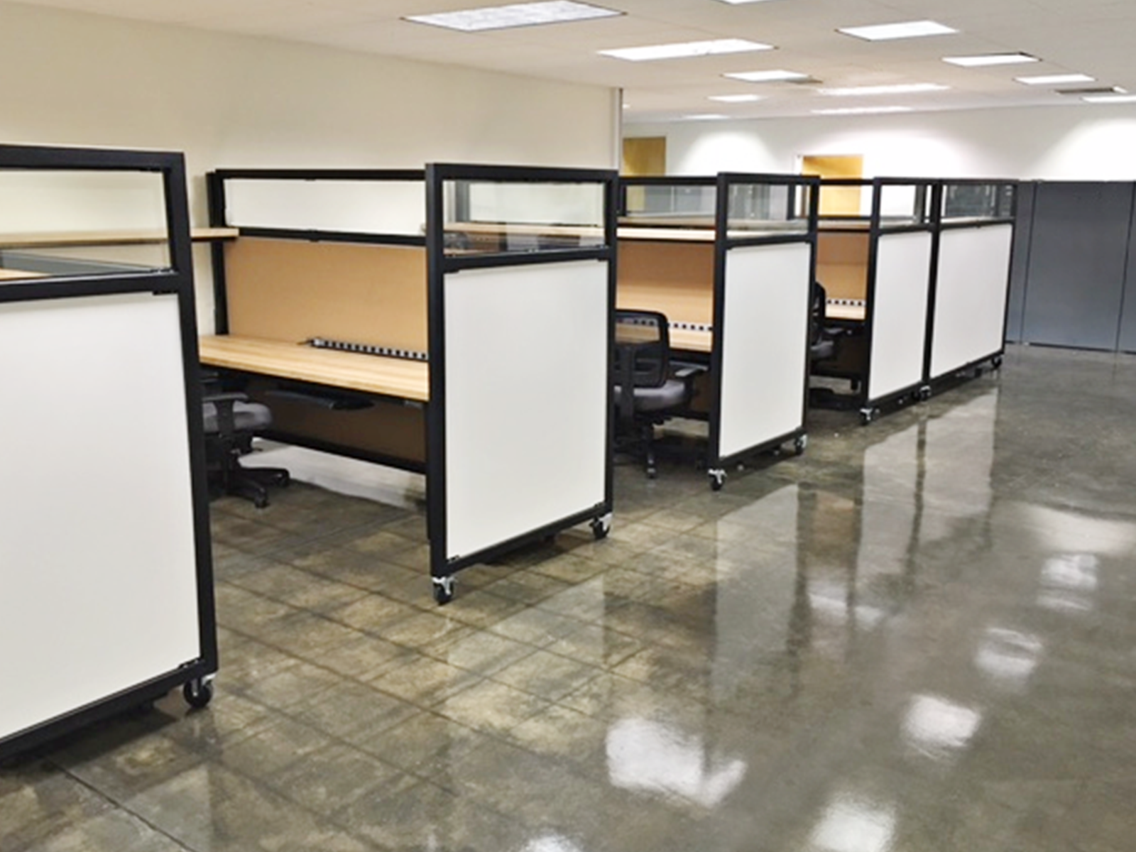 cubicle desk with maple worksurface and upper shelving